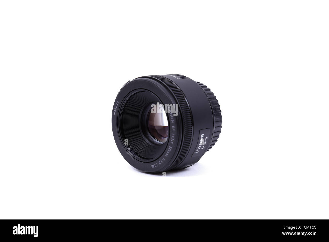 Kiev, UKRAINE - 28 février 2016 : Canon EF 50mm 1.8 Objectif de la STM. Canon Inc. est une société multinationale japonaise spécialisée dans la fabrication d'im Banque D'Images