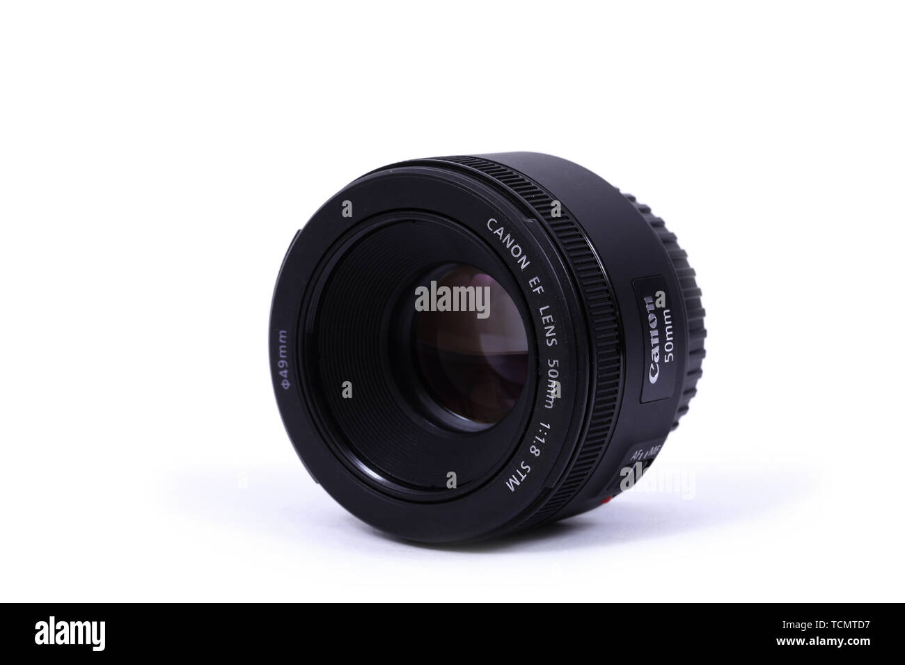 Kiev, UKRAINE - 28 février 2016 : Canon EF 50mm 1.8 Objectif de la STM. Canon Inc. est une société multinationale japonaise spécialisée dans la fabrication d'im Banque D'Images