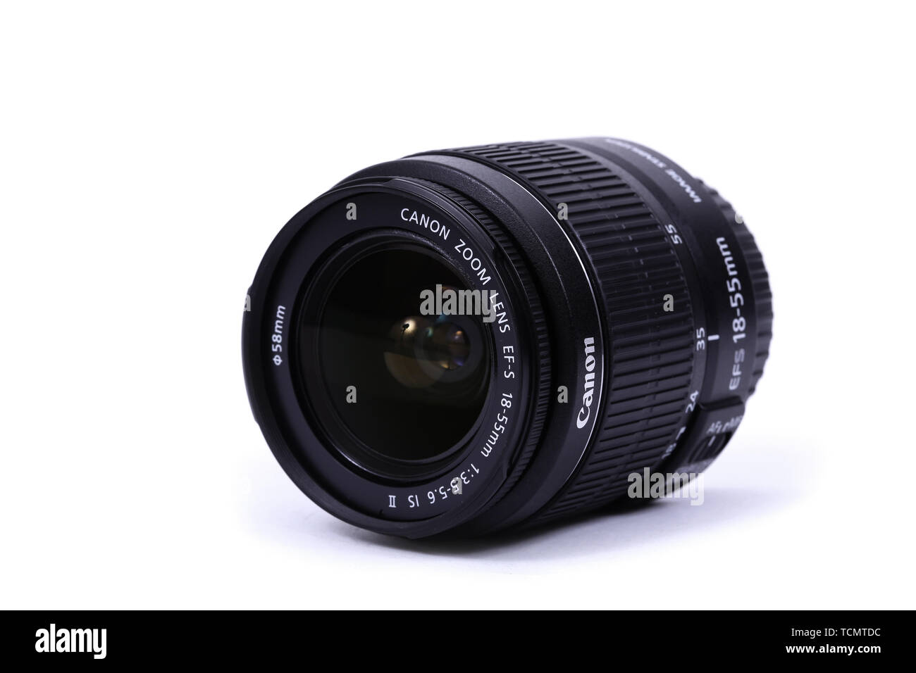 Kiev, UKRAINE - 28 février 2016 : Canon 18-55 mm f 3.5-5.6 EF-S II EST L'objectif. Canon Inc. est une société multinationale japonaise spécialisée dans le manu Banque D'Images