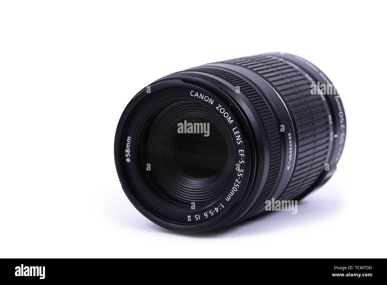 Kiev, UKRAINE - 28 février 2016 : Canon 55-250mm f 4.0-5.6 EF-S II EST L'objectif. Canon Inc. est une société multinationale japonaise spécialisée dans l'homme Banque D'Images