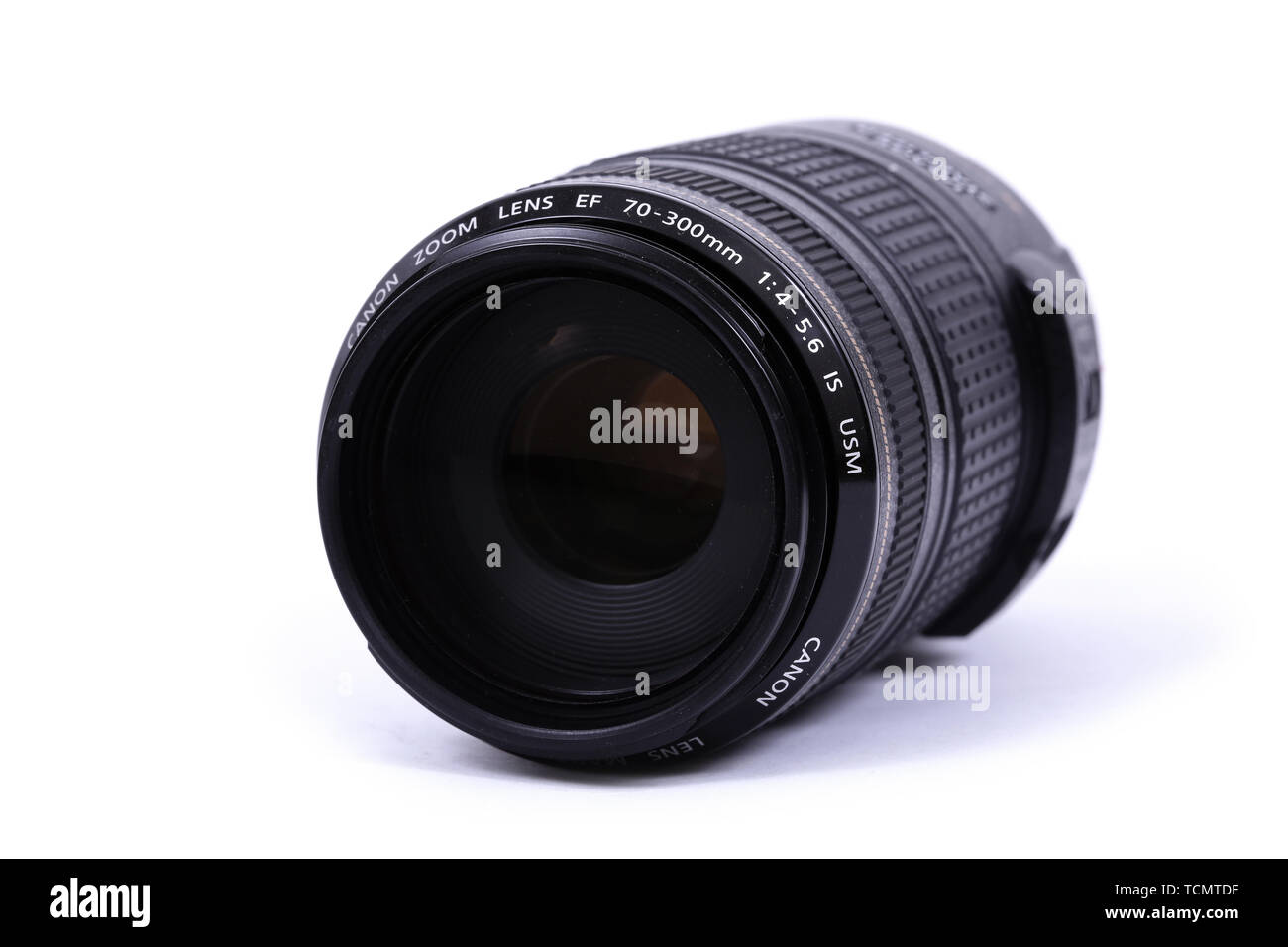 Kiev, UKRAINE - 28 février 2016 : Canon 70-300mm f 4.5-5.6 EF IS USM. Canon Inc. est une société multinationale japonaise spécialisée dans le manu Banque D'Images