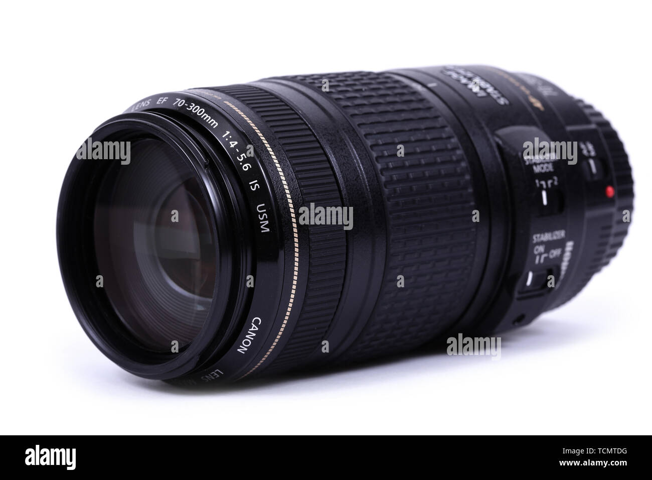 Kiev, UKRAINE - 28 février 2016 : Canon 70-300mm f 4.5-5.6 EF IS USM. Canon Inc. est une société multinationale japonaise spécialisée dans le manu Banque D'Images