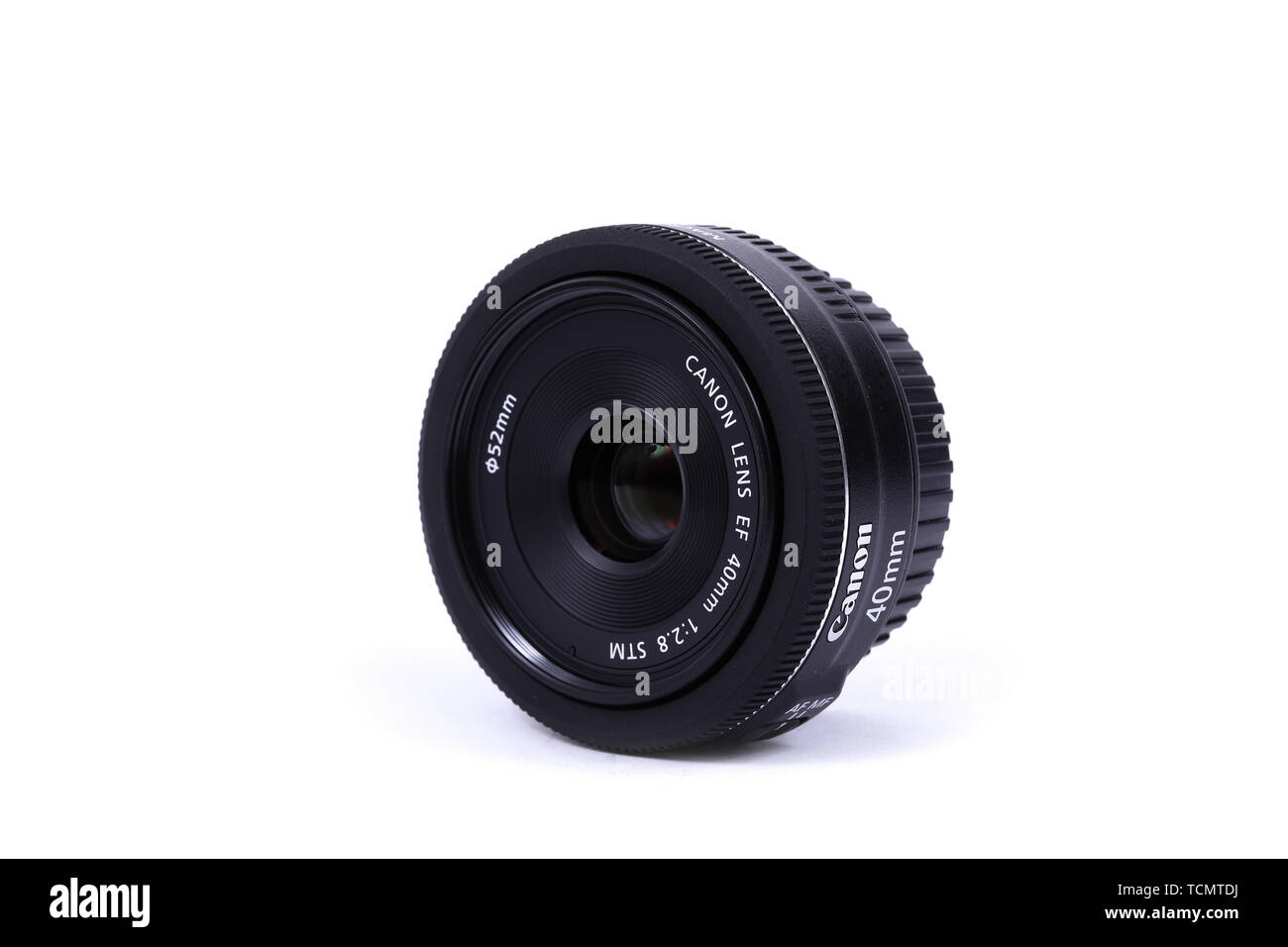 Kiev, UKRAINE - 28 février 2016 : Canon EF 40mm f 2,8 Lentille STM. Canon Inc. est une société multinationale japonaise spécialisée dans la fabrication de Banque D'Images