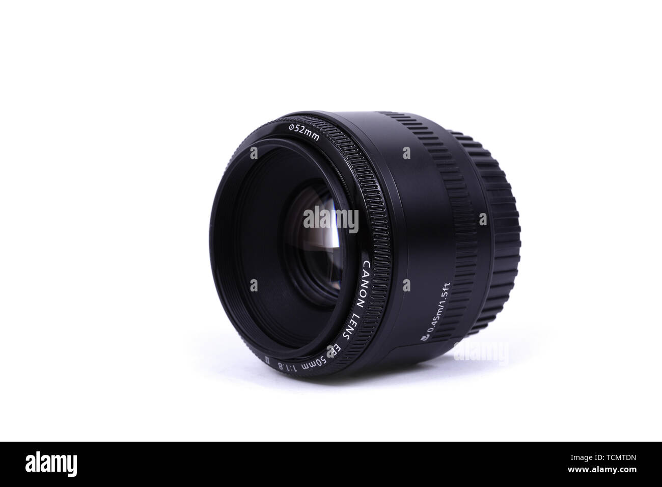 Kiev, UKRAINE - 28 février 2016 : Canon EF 50mm f 1.8 II Objectif. Canon Inc. est une société multinationale japonaise spécialisée dans la fabrication d'i Banque D'Images