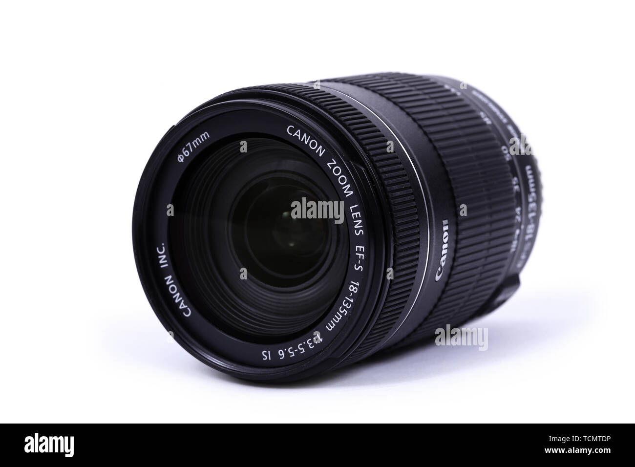 Kiev, UKRAINE - 28 février 2016 : Canon 18-135 mm f 3.5-5.6 EF-S est l'objectif. Canon Inc. est une société multinationale japonaise spécialisée dans la manufa Banque D'Images