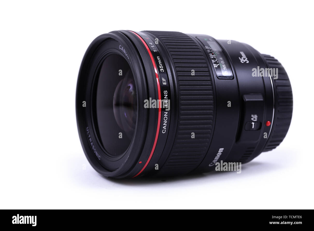 Kiev, UKRAINE - 28 février 2016 : Canon 35mm f 1,4 L USM EF. Canon Inc. est une société multinationale japonaise spécialisée dans la fabrication o Banque D'Images
