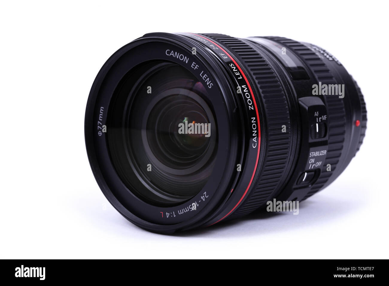 Kiev, UKRAINE - 28 février 2016 : Canon 35mm f 1,4 L USM EF. Canon Inc. est une société multinationale japonaise spécialisée dans la fabrication o Banque D'Images