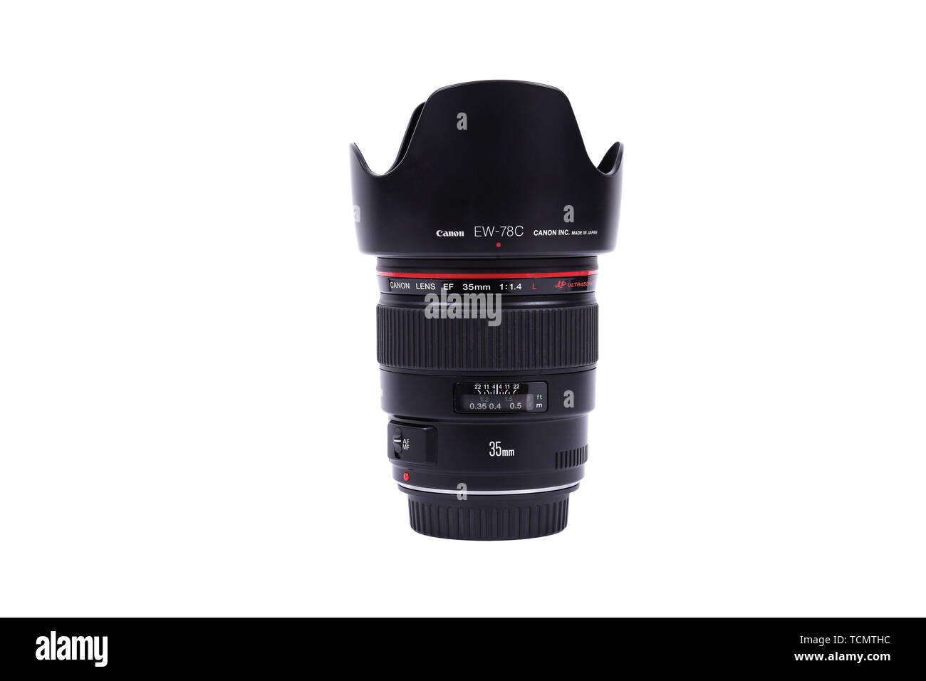 Kiev, UKRAINE - 28 février 2016 : Canon 35mm f 1,4 L USM EF. Canon Inc. est une société multinationale japonaise spécialisée dans la fabrication o Banque D'Images