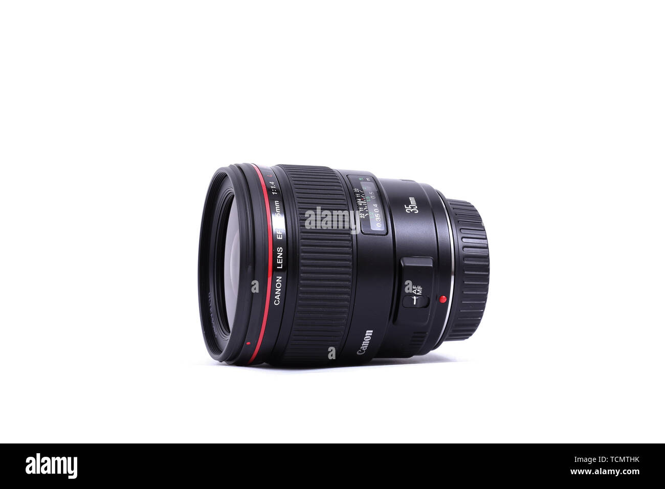 Kiev, UKRAINE - 28 février 2016 : Canon 35mm f 1,4 L USM EF. Canon Inc. est une société multinationale japonaise spécialisée dans la fabrication o Banque D'Images