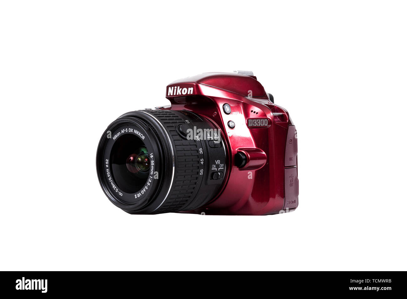 KIEV, UKRAINE, LE 25 AVRIL 2016 : Nikon DSLR D3300 kit 18-55 VR rouge. Les  appareils photo Nikon sont la deuxième plus populaire de caméras sur le  marché après le canon Photo Stock - Alamy