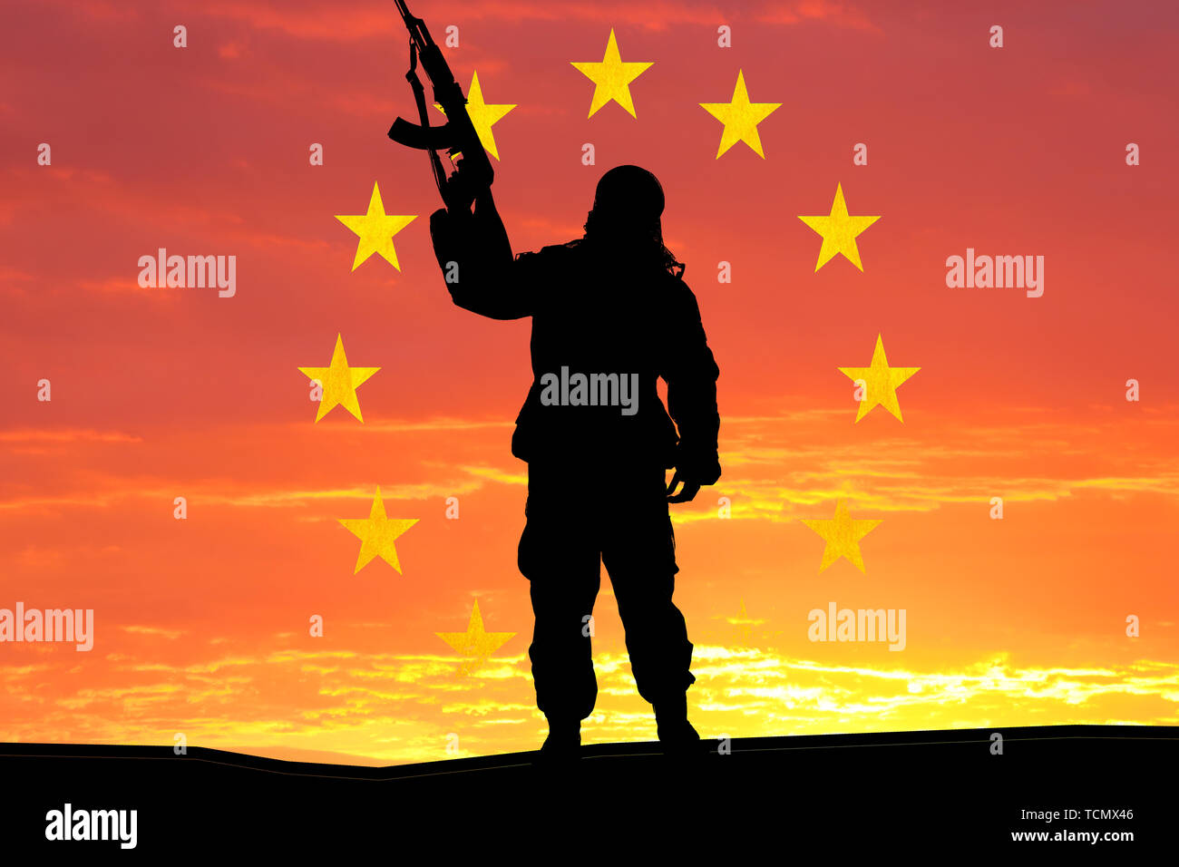 Silhouette de soldat militaire, tourné, holding gun, ciel coloré, concept d'un terroriste. Les terroristes Silhouette avec carabine, sur fond de drapeau national Banque D'Images