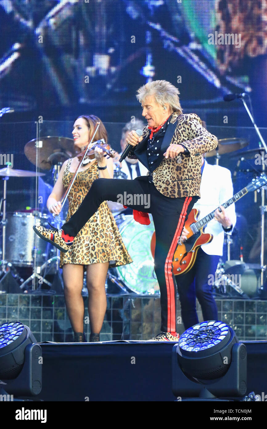 Wolverhampton, Royaume-Uni. 8 juin, 2019. Rock star légendaire Rod Stewart joue un concert à Wolverhampton's Molineux Stadium. Peter Lopeman/Alamy Live News Banque D'Images