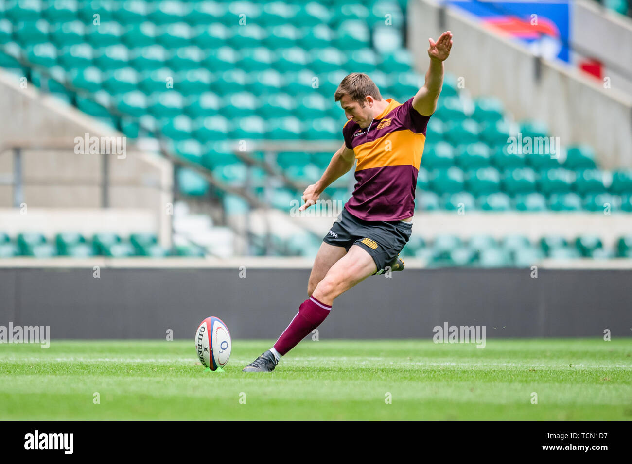 Londres, Royaume-Uni. 08th, 2019 nov. Le Leicestershire Joe Wilson prend un coup de pied de transformation au cours de Bill Beaumont County Championship Division 2 finale : Surrey v Leicestershire au stade de Twickenham, le samedi 08 juin 2019. Londres Angleterre . (Usage éditorial uniquement, licence requise pour un usage commercial. Aucune utilisation de pari, de jeux ou d'un seul club/ligue/dvd publications.) Crédit : Taka G Wu/Alamy Live News Banque D'Images