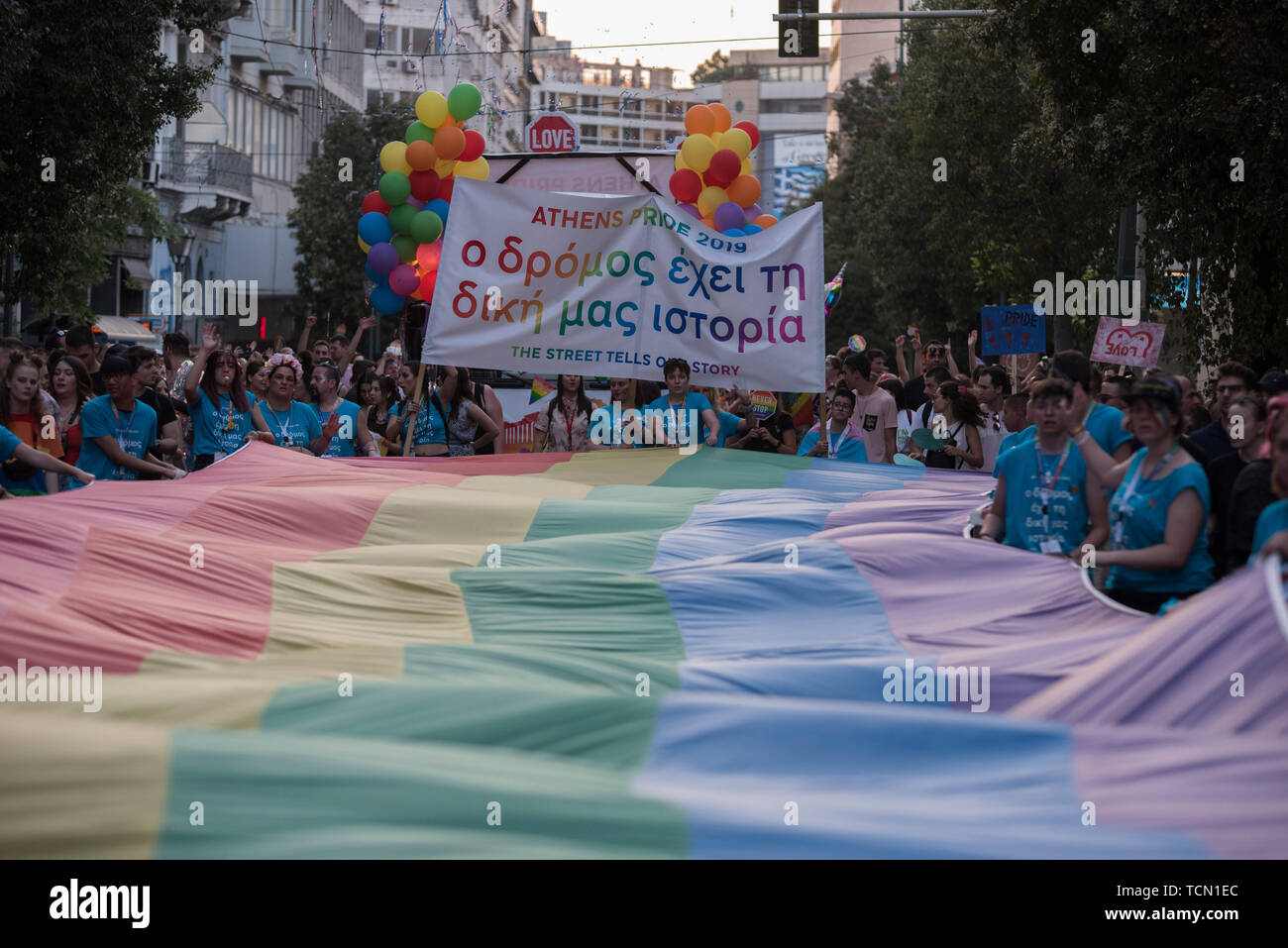 Athènes, Grèce. 8 juin 2019. Les gens danse mars, en agitant des drapeaux arc-en-ciel et la tenue des pancartes pendant la parade de la fierté d'Athènes 2019. Des milliers s'est joint à l'événement annuel de la fierté d'Athènes qui a été cette année consacrée à Zak Kostopoulos, le militant LGBT qui a été battu à mort en plein jour de retour en septembre 2018. Credit : Nikolas Georgiou/Alamy Live News Banque D'Images