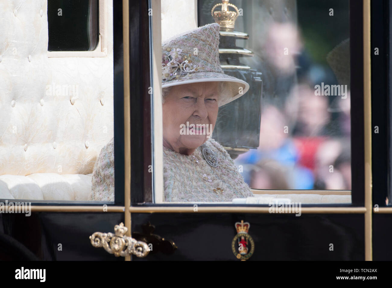 Londres, Grande-Bretagne. 8 juin, 2019. La Grande-Bretagne La reine Elizabeth II s'écarte du palais de Buckingham au cours de la parade la couleur de la cérémonie pour marquer son 93e anniversaire à Londres, Angleterre, le 8 juin 2019. La reine Elizabeth a célébré son 93e anniversaire officiel à Londres samedi, avec une réunion de famille sur le balcon de Buckingham Palace. Crédit : Ray Tang/Xinhua/Alamy Live News Banque D'Images