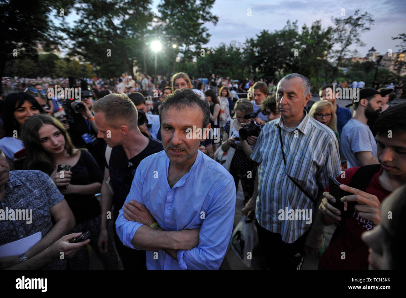 Kiev, Ukraine. Le 08 juin, 2019. Svyatoslav Vakarchuk, leader du célèbre groupe de rock ukrainien "Okean Elzy' et chef du parti politique 'Golos' (Voix) parler aux journalistes après le congrès de son parti. Svyatoslav Vakarchuk a présenté la liste de son parti "Golos" (Voix), avec qui il a l'intention d'aller à des élections anticipées au parlement ukrainien. Le président ukrainien Volodymyr Zelensky a signé un décret sur la dissolution du parlement et l'appel du Parlement suivant les élections le 21 juillet. Credit : SOPA/Alamy Images Limited Live News Banque D'Images