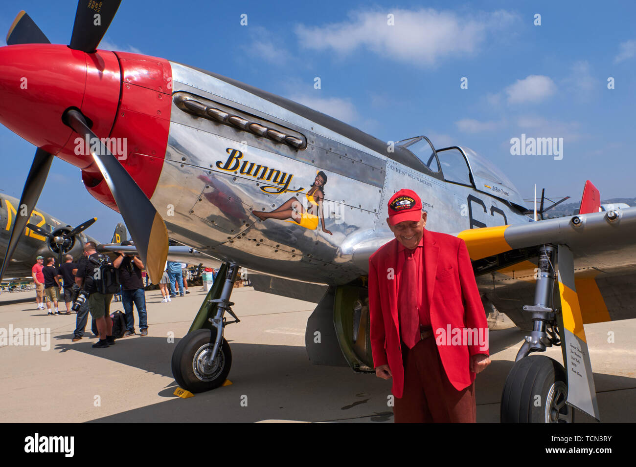 Camarillo, NV, USA. Août 18, 2018. Le Lieutenant-colonel Tuskegee Airman Robert ami en face de ''Bunny'', le P-51 Mustang consacré par le Palm Springs Air Museum à la ''queue'' il a volé dans la seconde guerre mondiale. Les ailes de Camarillo Airshow 2018. Crédit : Ian L. Sitren/ZUMA/Alamy Fil Live News Banque D'Images