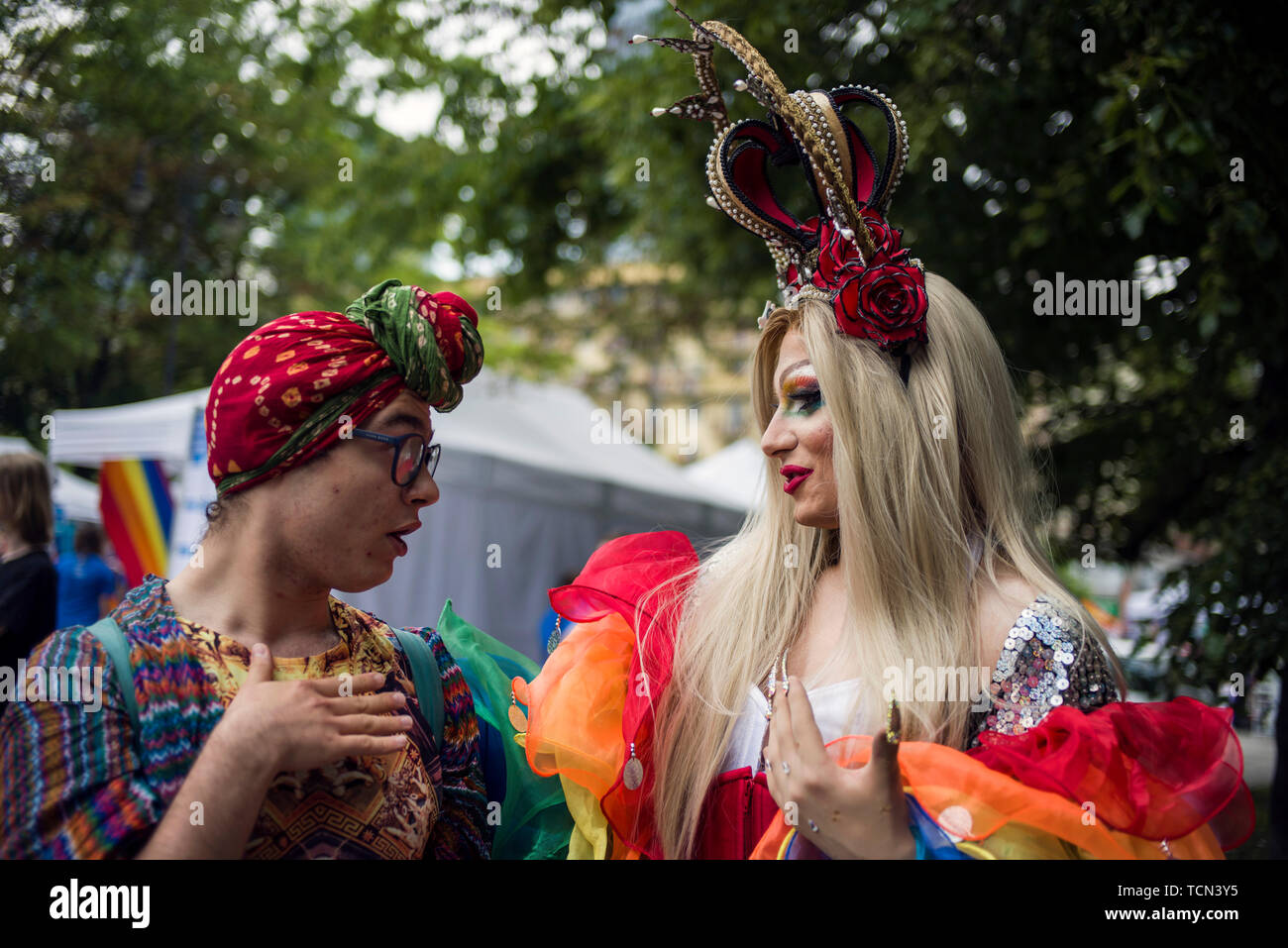 Varsovie, Pologne. Le 08 juin, 2019. Deux Drag Queens effectuer pendant la fierté de Varsovie. La Marche pour l'égalité a également appelé la Pride de Varsovie, a rassemblé des milliers de personnes dans les rues de Varsovie, à l'époque où le mouvement des droits des homosexuels en Pologne est assiégé par les discours de haine et une campagne gouvernementale qui représente une menace pour les familles et la société. Credit : SOPA/Alamy Images Limited Live News Banque D'Images