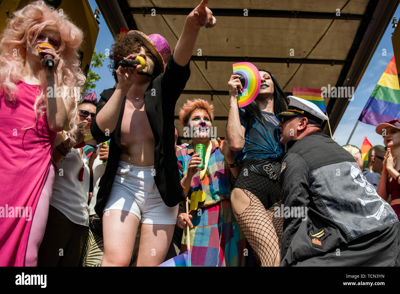 Varsovie, Pologne. Le 08 juin, 2019. Les personnes LGBT d'effectuer sur une plate-forme de camions pendant la fierté de Varsovie. La Marche pour l'égalité a également appelé la Pride de Varsovie, a rassemblé des milliers de personnes dans les rues de Varsovie, à l'époque où le mouvement des droits des homosexuels en Pologne est assiégé par les discours de haine et une campagne gouvernementale qui représente une menace pour les familles et la société. Credit : SOPA/Alamy Images Limited Live News Banque D'Images