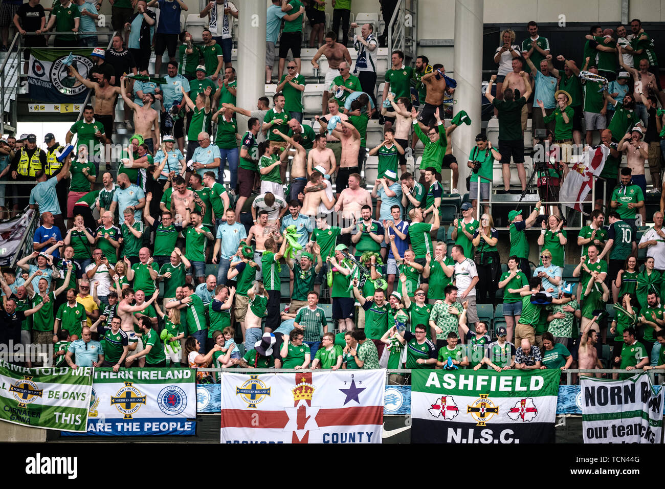 Tallinn, Estonie. Le 08 juin, 2019. Fans de l'Irlande du Nord vu lors de l'Euro 2020 match de qualification entre l'Estonie et l'Irlande du Nord à Tallinn. (Score final ; l'Estonie 1:2 L'Irlande du Nord) Credit : SOPA/Alamy Images Limited Live News Banque D'Images