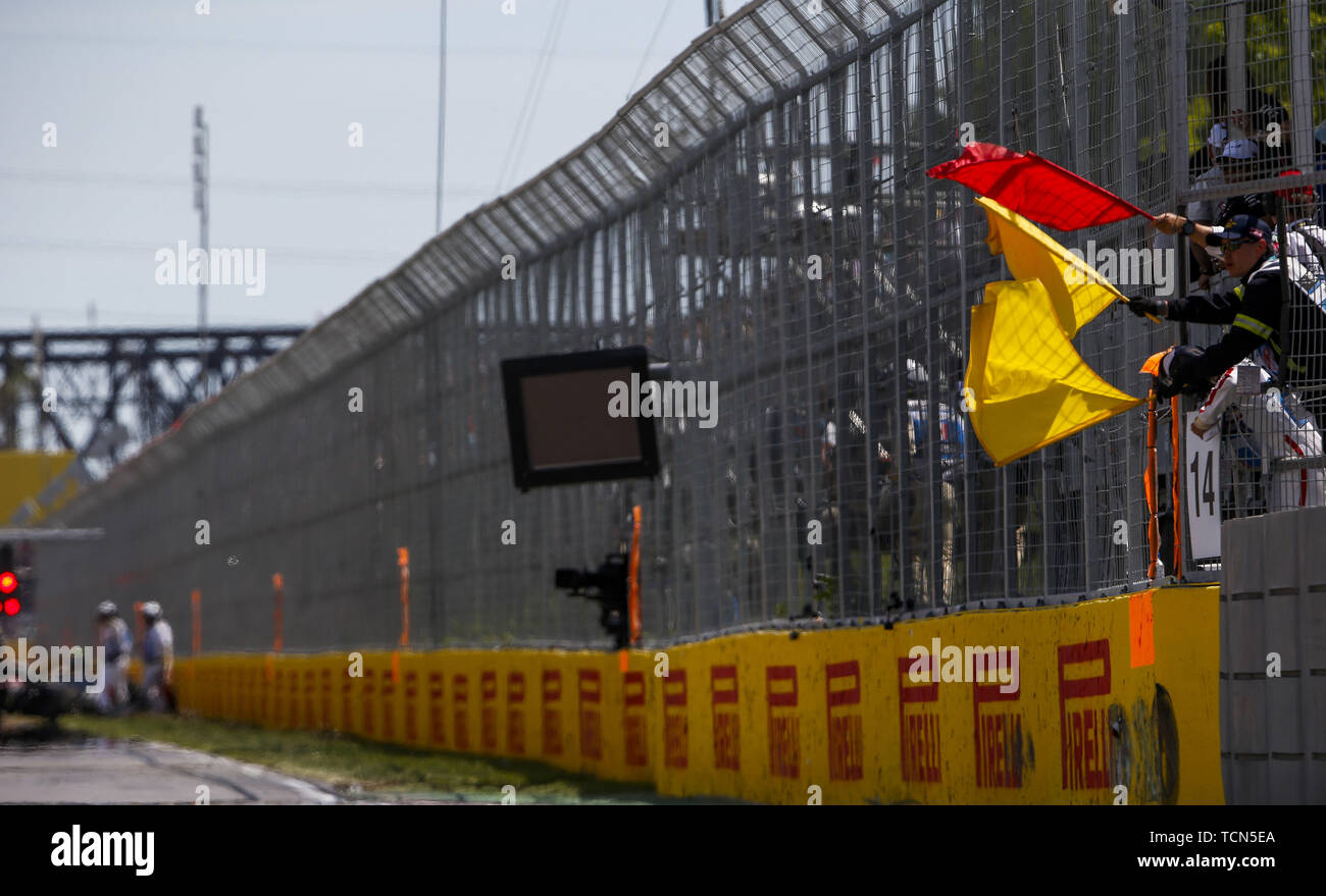 Sport Automobile : Championnat du Monde de Formule 1 de la FIA 2019, Grand Prix du Canada, les drapeaux rouge et jaune 08.06.2019 | Le monde d'utilisation Banque D'Images