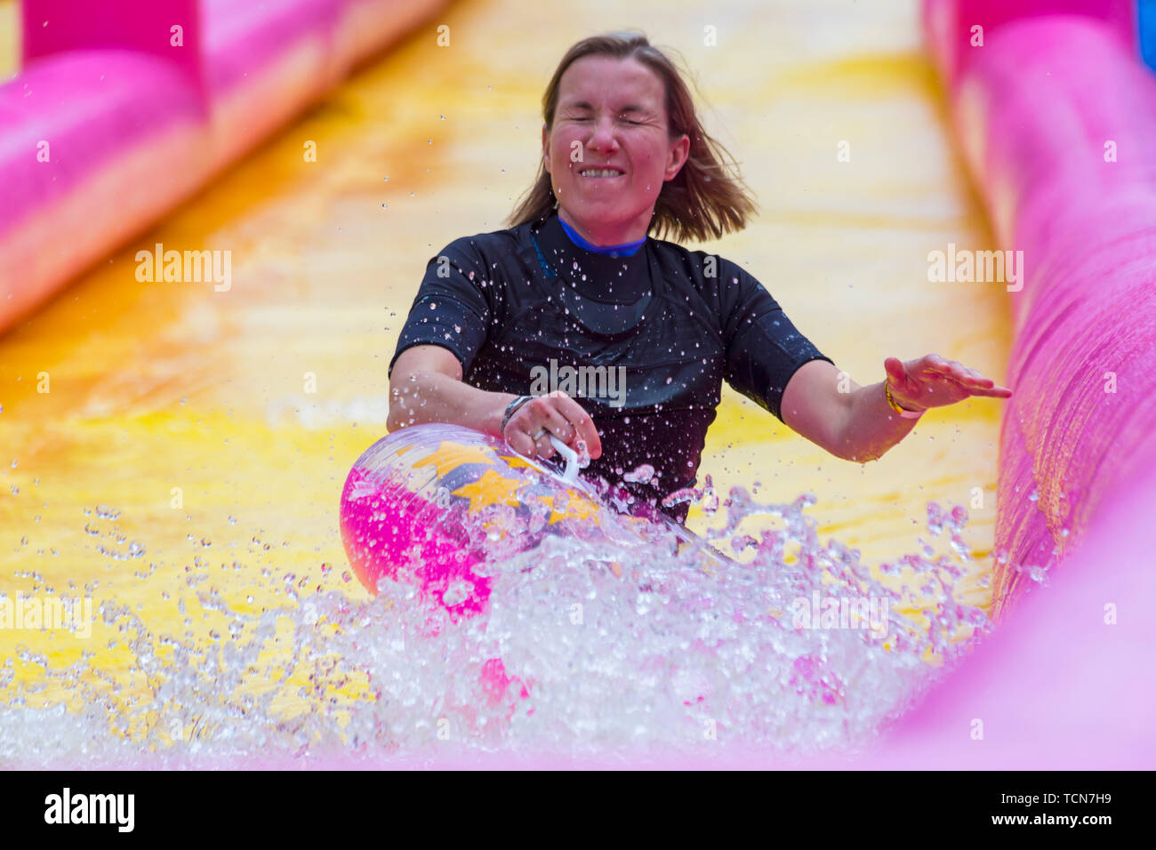 Bournemouth, Dorset, UK. 9 juin 2019. Le 120m de long toboggan géant revient pour sa deuxième année à Richmond Hill, Bournemouth pour une journée de plaisir de glisser 'n' Slide sur le toboggan. La diapositive est due pour tout le week-end, mais a dû être annulé en raison de la haute hier les vents. Beaucoup de rires pour les participants et à regarder ! Credit : Carolyn Jenkins/Alamy Live News Banque D'Images