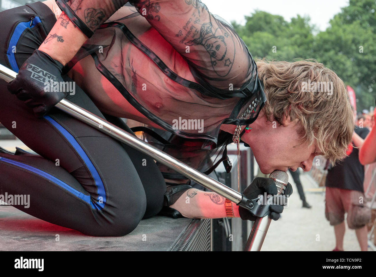 Nuremberg, Allemagne. 09Th Juin, 2019. Matt Shultz, chanteur du groupe de rock américain Cage the Elephant, est sur la scène du festival en plein air "Rock im Park". Du 7 au 9 juin, le festival avait un total d'environ 75 actes de musique sur son programme et autour de 70 000 personnes étaient attendues. Crédit : Daniel Karmann/dpa/Alamy Live News Banque D'Images