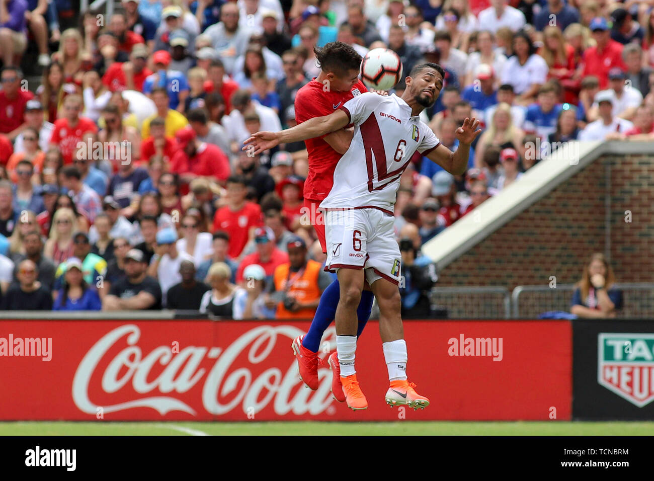 Cincinnati, Ohio, USA. 9 juin, 2019. Le Venezuela's Yangel Herrera (avant) va jusqu'à un en-tête contre l'nous' Aaron Long (retour) au cours d'un match de football amical entre les États-Unis de l'équipe nationale masculine et l'Équipe nationale de football du Venezuela à Nippert Stadium à Cincinnati, Ohio. Kevin Schultz/CSM/Alamy Live News Banque D'Images