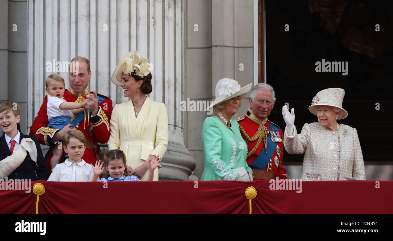 Prince William (duc de Cambridge), Kate Middleton (duchesse de Cambridge) maintenant le Prince Louis, Prince George, la Princesse Charlotte, aux côtés de la duchesse de Cornouailles Camilla () Prince Charles (Prince de Galles), la reine Elizabeth II, photographié à la parade de la couleur en 2019. La parade des marques de couleur le Queens anniversaire officiel et 1 400 soldats, 200 chevaux et 400 musiciens parade pour la reine Elizabeth II, et l'événement se termine par un défilé aérien de la RAF comme la famille royale garde sur le balcon de Buckingham Palace. Cette année, la couleur sera dépêche par 1er Bataillon Grenadier Guards Parade du Colo Banque D'Images