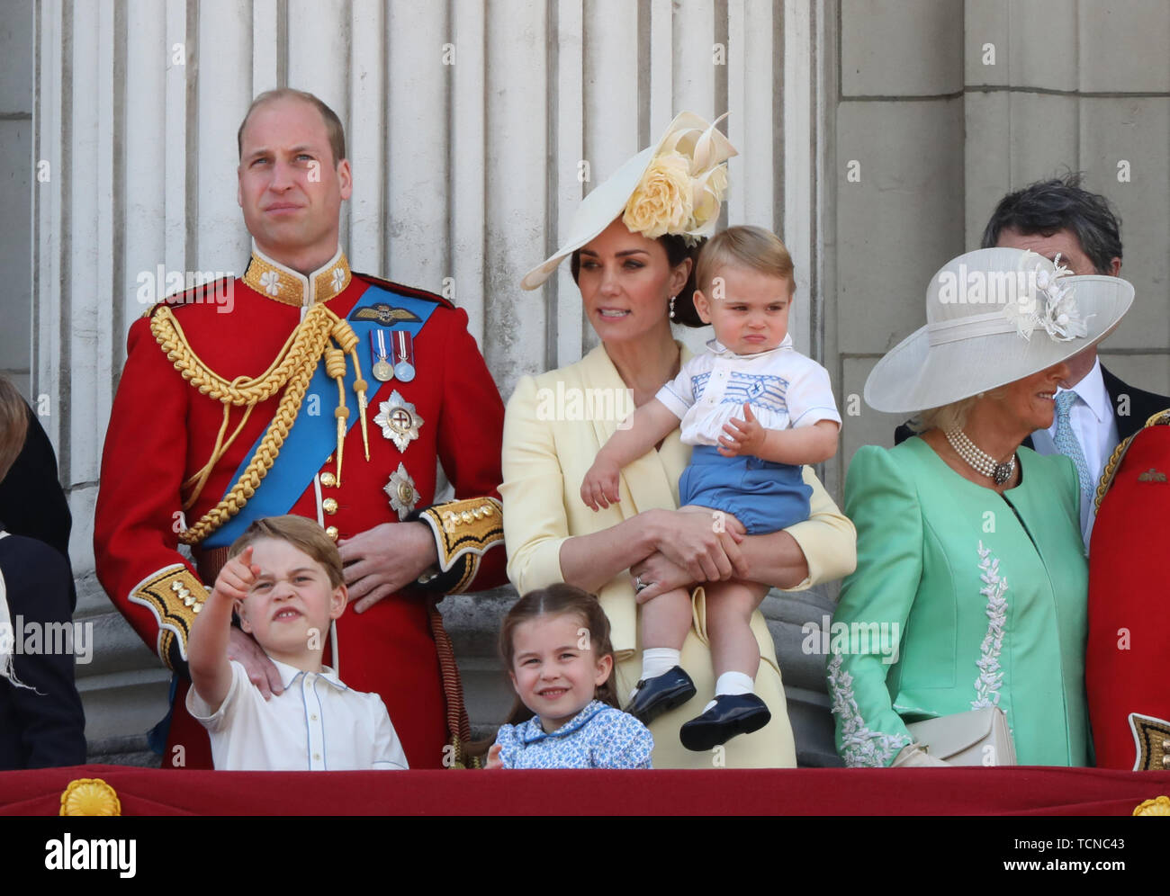 Prince William (duc de Cambridge), Kate Middleton (duchesse de Cambridge) maintenant le Prince Louis, Prince George, la Princesse Charlotte, aux côtés de la duchesse de Cornouailles Camilla () Prince Charles (Prince de Galles), la reine Elizabeth II, le prince Andrew (Duke of York), le prince Harry (Duc de Sussex) et Meghan Markle (Duchesse de Sussex) Photo de la parade de la couleur en 2019. La parade des marques de couleur le Queens anniversaire officiel et 1 400 soldats, 200 chevaux et 400 musiciens parade pour la reine Elizabeth II, et l'événement se termine par un défilé aérien de la RAF comme la famille royale regarder depuis le balcon à Buckingha Banque D'Images