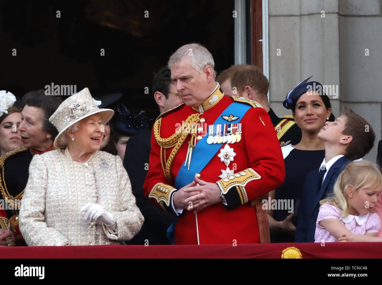 La reine Elizabeth II, le prince Andrew (Duke of York), le prince Harry (Duc de Sussex) et Meghan Markle (Duchesse de Sussex) Photo de la parade de la couleur en 2019. La parade des marques de couleur le Queens anniversaire officiel et 1 400 soldats, 200 chevaux et 400 musiciens parade pour la reine Elizabeth II, et l'événement se termine par un défilé aérien de la RAF comme la famille royale garde sur le balcon de Buckingham Palace. Cette année, la couleur sera dépêche par 1er Bataillon Grenadier Guards Parade la couleur, Londres, 8 juin 2019 Banque D'Images