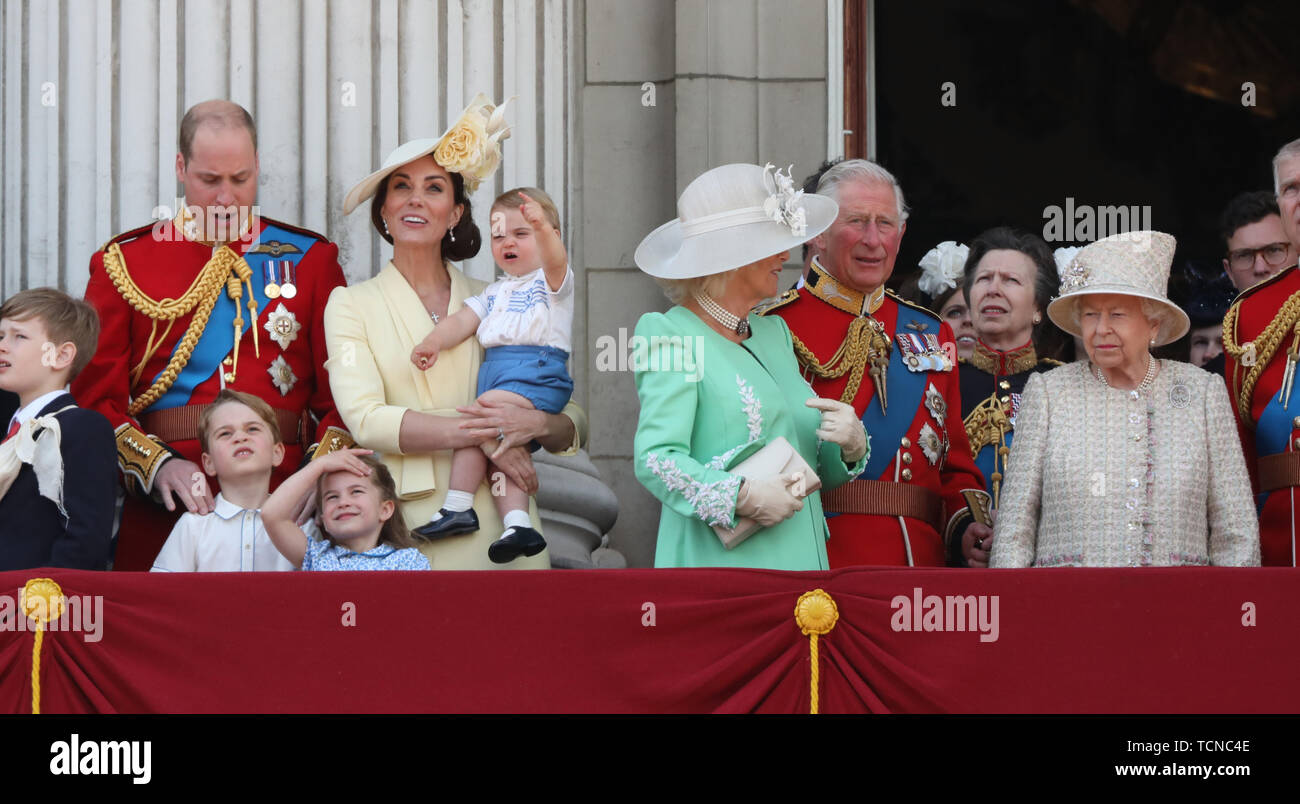 Prince William (duc de Cambridge), Kate Middleton (duchesse de Cambridge) maintenant le Prince Louis, Prince George, la Princesse Charlotte, aux côtés de la duchesse de Cornouailles Camilla () Prince Charles (Prince de Galles), la reine Elizabeth II, photographié à la parade de la couleur en 2019. La parade des marques de couleur le Queens anniversaire officiel et 1 400 soldats, 200 chevaux et 400 musiciens parade pour la reine Elizabeth II, et l'événement se termine par un défilé aérien de la RAF comme la famille royale garde sur le balcon de Buckingham Palace. Cette année, la couleur sera dépêche par 1er Bataillon Grenadier Guards Parade du Col Banque D'Images