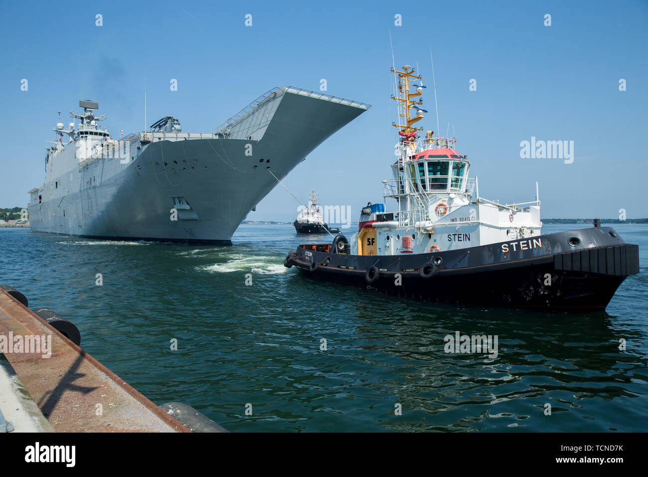Multi-usage de la marine espagnole de débarquement amphibie Juan Carlos I (L61), se prépare à s'amarrer à Naval Base Kiel-Tirpitzhafen, Allemagne en préparation de l'exercice Baltic Operations (BALTOPS) 2019, 5 juin 2019. Le premier ministre est BALTOPS maritime annuel-exercice ciblé dans la région baltique, qui marque la 47e année de l'un des plus importants exercices dans le Nord de l'Europe améliorer la flexibilité et l'interopérabilité entre les pays alliés et partenaires des Nations unies. (U.S. Marine Corps photo par le Cpl. Abrey Liggins) Banque D'Images
