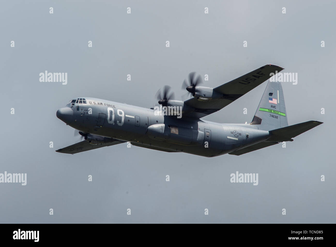 Un U.S. Air Force C-130J Super Hercules, affecté à la 61e Escadron de transport aérien, de la Base aérienne de Little Rock, Ark., vole au-dessus de l'aéroport de Cherbourg-Maupertus, France, 6 juin 2019. Comme la 61e lignée' vient du 61e Escadron de transport de troupes, qui portait la "Q9" au cours de l'identificateur de largages effectués au-dessus de la Normandie lors de l'opération Neptune le 6 juin 1944. (U.S. Photo de l'Armée de l'air par la Haute Airman Devin M. Rumbaugh) Banque D'Images