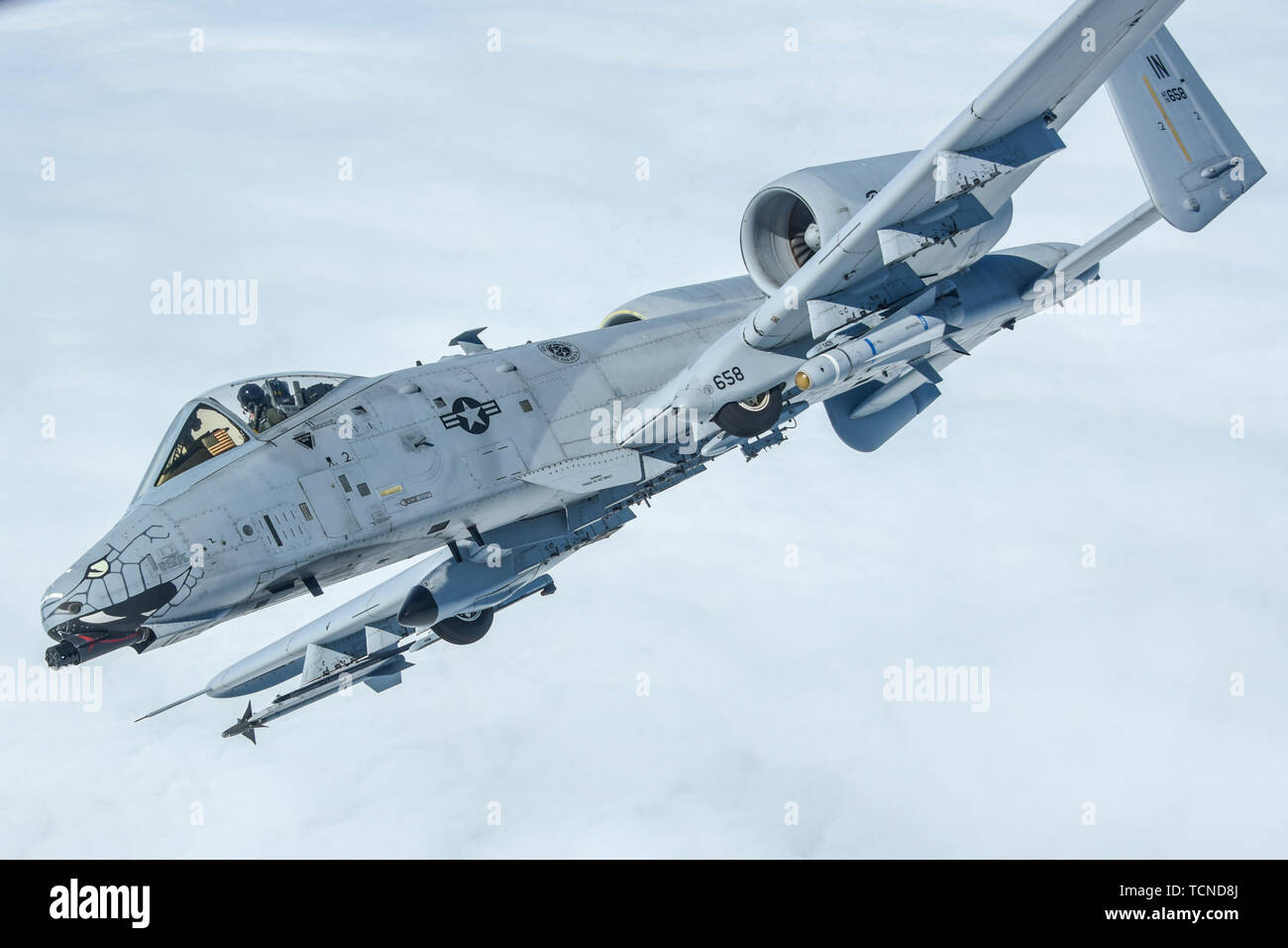 Un A-10 Thunderbolt II affecté à la 122e Escadre de chasse, de l'Indiana Air National Guard se sépare d'un KC-135R Stratotanker "" affecté à la 171e Escadre de ravitaillement en vol, New York Air National Guard après la mi le ravitaillement en vol le 5 juin 2019. (U.S. Photo de la Garde nationale aérienne par le sergent. Bryan Hoover) Banque D'Images