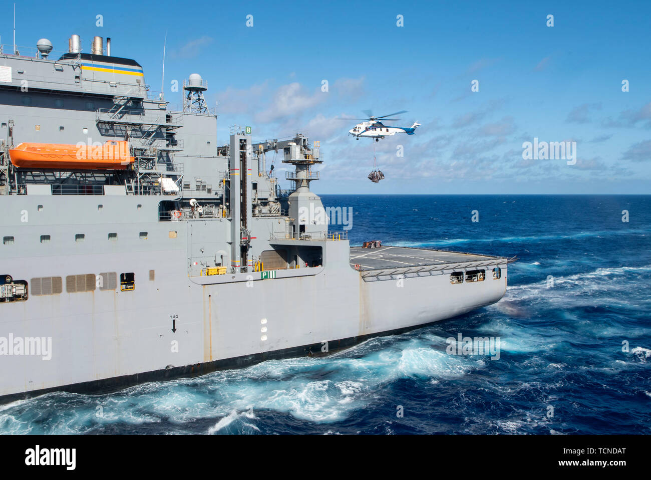 190607-N-DX072-1101 MER DES PHILIPPINES (7 juin 2019) Un SA-330 Puma hélicoptère décolle de l'envol de la commande de transport maritime de marchandises militaires et munitions ship USNS Amelia Earhart (T-AKE 6) au cours d'un ravitaillement en mer avec le dock de transport amphibie USS Green Bay (LPD 20) et le quai de débarquement amphibie USS Ashland (LSD 48). Green Bay est en cours, la réalisation des opérations de routine dans le cadre du Wasp Groupe amphibie (ARG) dans la 7e flotte américaine zone d'opérations. (U.S. Photo par marine Spécialiste de la communication de masse 2e classe Anaid Banuelos Rodriguez) Banque D'Images