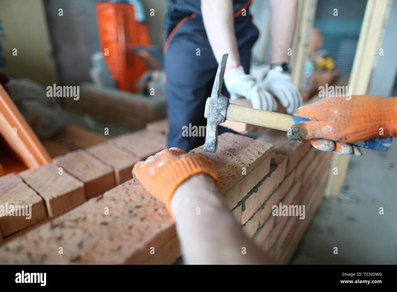 Constructeur qualifiés avec un marteau Banque D'Images