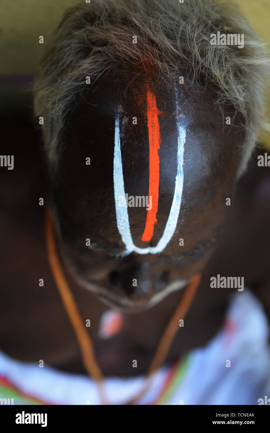 Un Brahmane Vaishnavite Urdhva Pundra portant un tilak sur le front. Banque D'Images