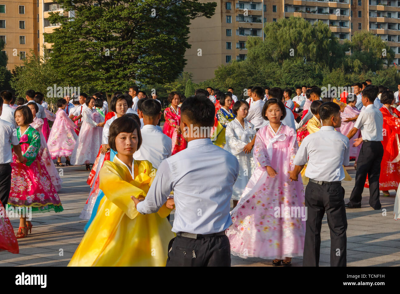 Pyongyang, Corée du Nord - 27 juillet 2014 : Messe en l'honneur de la danse fête de la victoire dans la guerre à la fondation du Parti des travailleurs Monument. Les gens dans la cuisine Banque D'Images