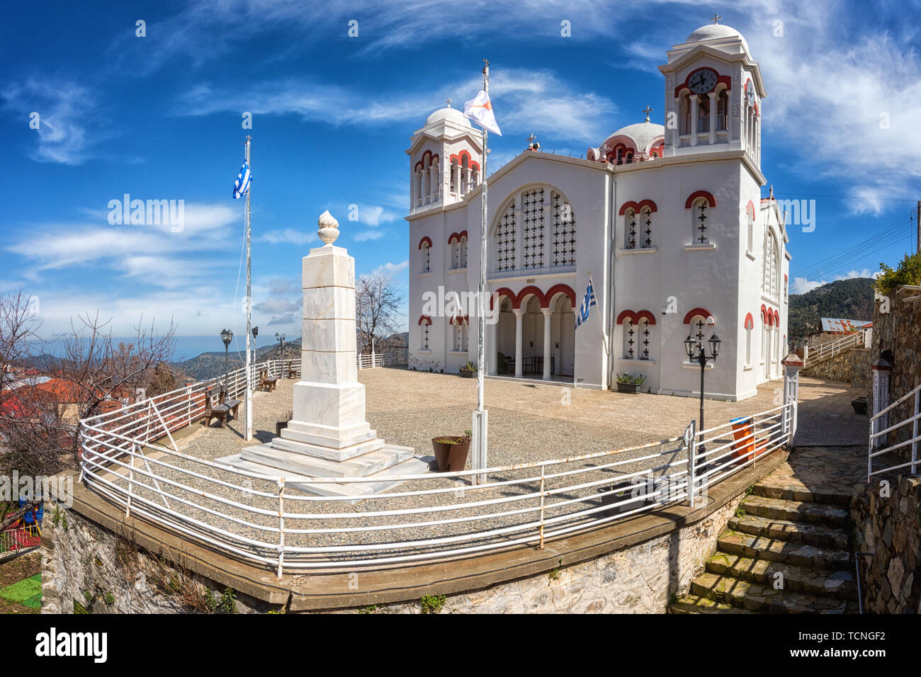 La grande église de Sainte Croix à Pedoulas village, vue panoramique de l'architecture impressionnante, les montagnes de Troodos, à Chypre. L'église principale de la communication Banque D'Images