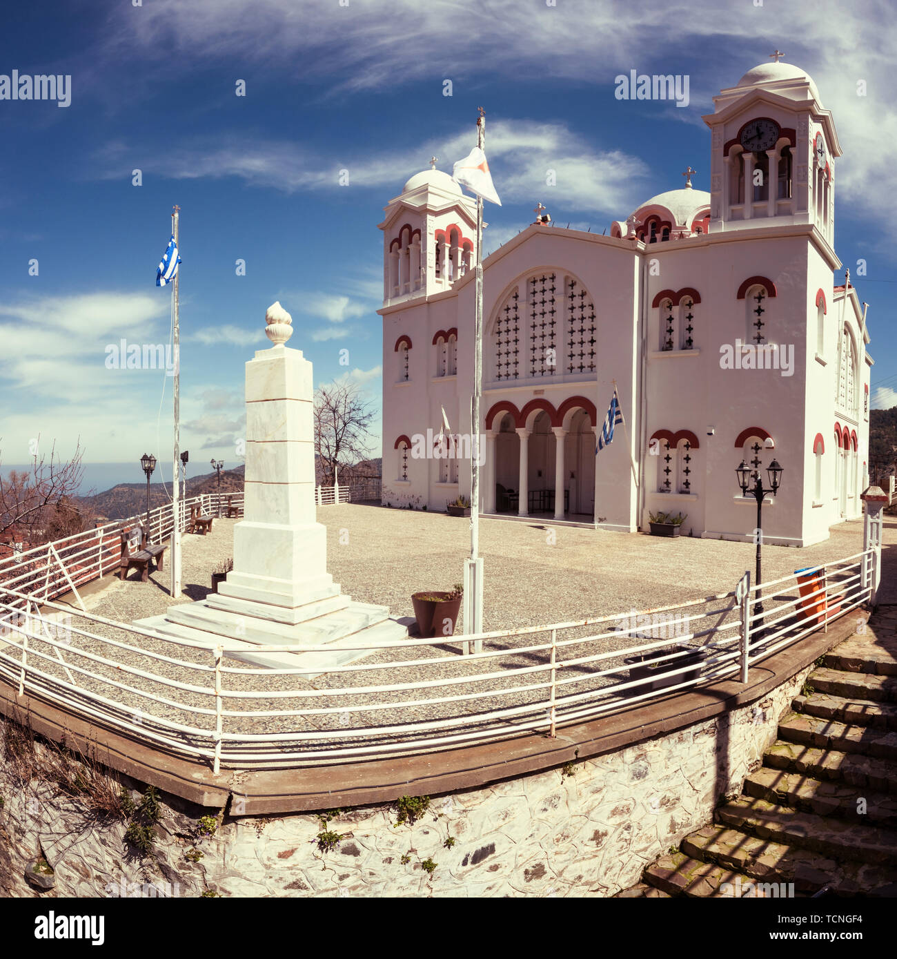 La grande église de Sainte Croix à Pedoulas village, vue panoramique de l'architecture impressionnante, les montagnes de Troodos, à Chypre. L'église principale de la communication Banque D'Images