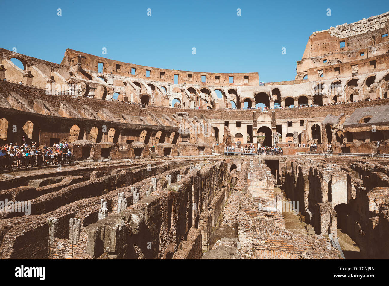 Rome, Italie - 20 juin 2018 : une vue panoramique de l'intérieur du Colisée à Rome. Journée d'été avec ciel bleu et ensoleillé Banque D'Images