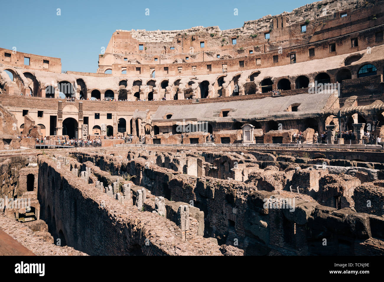 Rome, Italie - 20 juin 2018 : une vue panoramique de l'intérieur du Colisée à Rome. Journée d'été avec ciel bleu et ensoleillé Banque D'Images