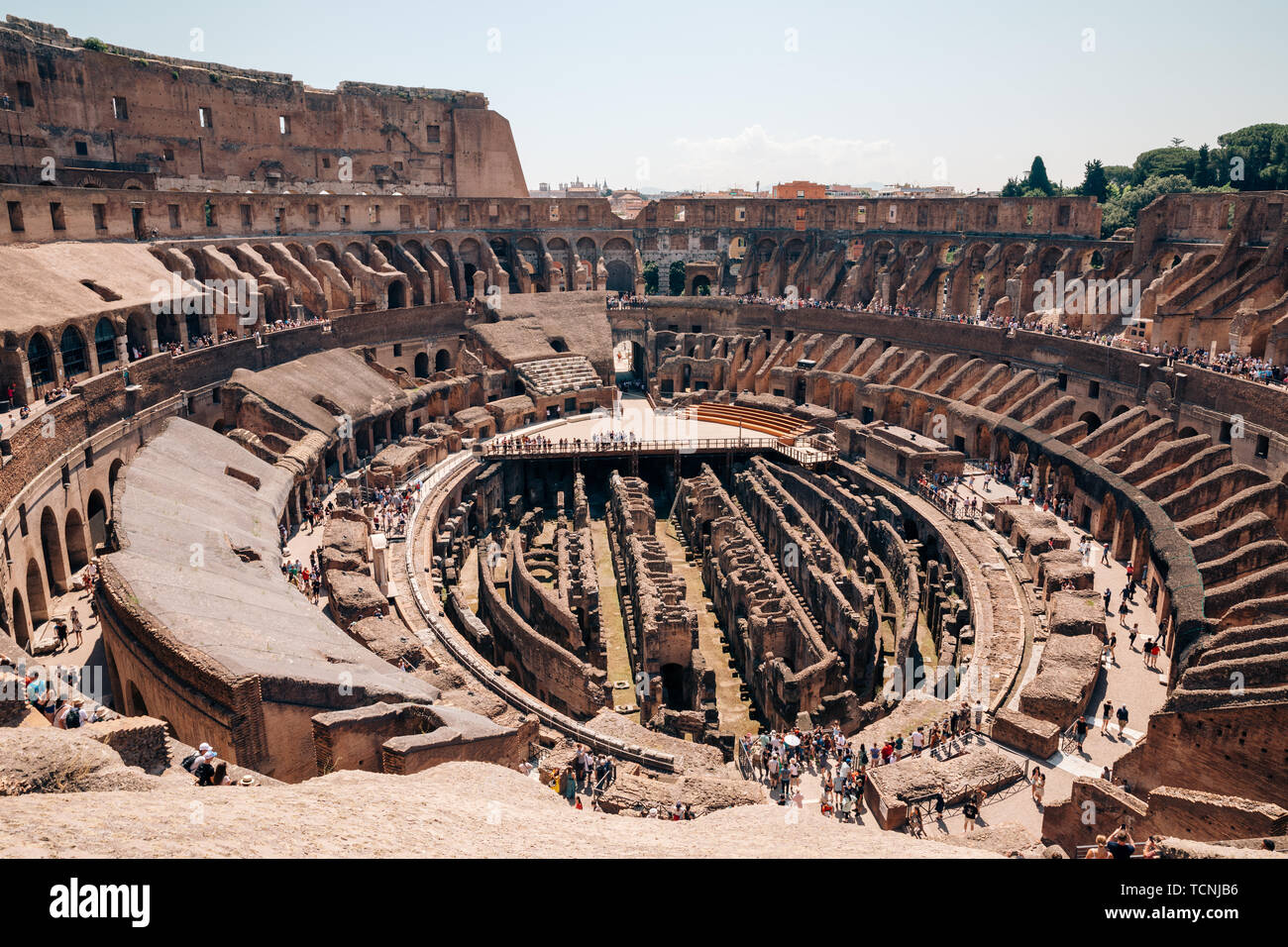 Rome, Italie - 20 juin 2018 : une vue panoramique de l'intérieur du Colisée à Rome. Journée d'été avec ciel bleu et ensoleillé Banque D'Images