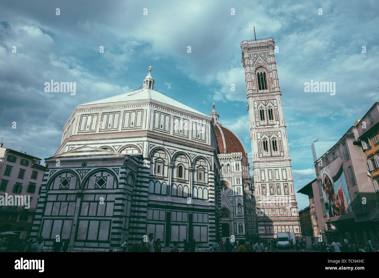 Florence, Italie - 24 juin 2018 : vue panoramique du complexe Duomo : Baptistère de Saint-Jean, Cattedrale di Santa Maria del Fiore et le campanile de Giotto Banque D'Images