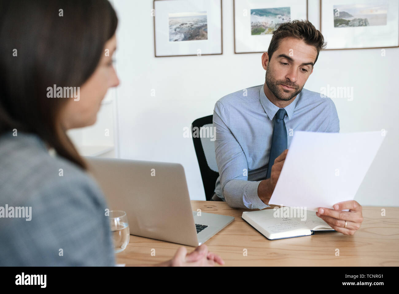 Reprendre la lecture d'un gestionnaire au cours d'un entretien avec un potentiel nouvel employé à son bureau dans un bureau Banque D'Images