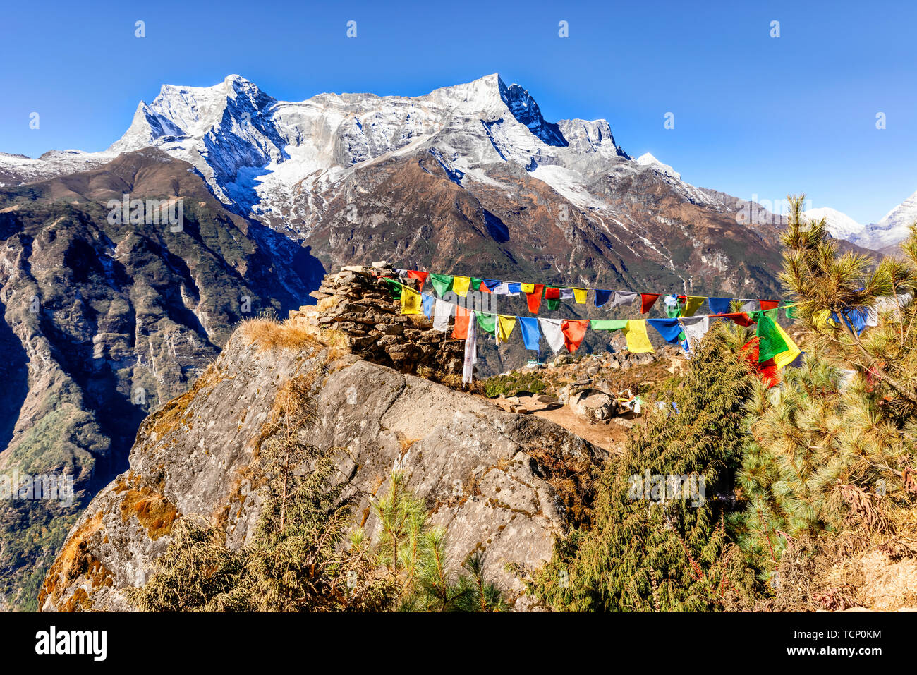 Au-dessus de Namche Bazar à la vue et de drapeaux à prières Damaraland Ri peak sur le trek à camp de base de l'Everest, la vallée de Khumbu, parc national de Sagarmatha (Népal) Banque D'Images
