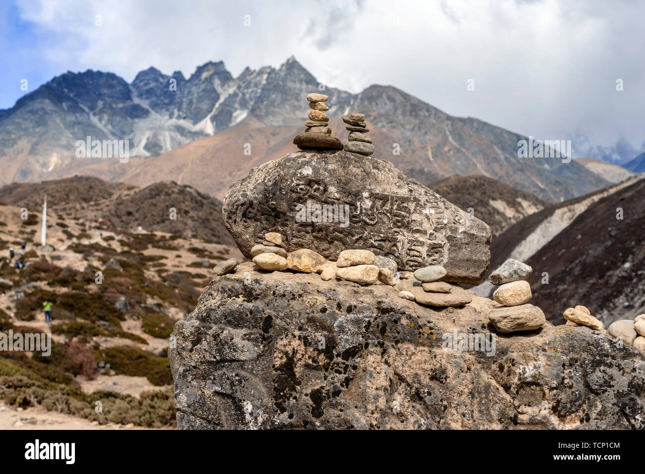 Voir en prière rock, stones, la vallée pittoresque et les montagnes de l'himalaya pics sur le camp de base de l'Everest trek entre Tengboche et Dingboche, le Népal. Banque D'Images