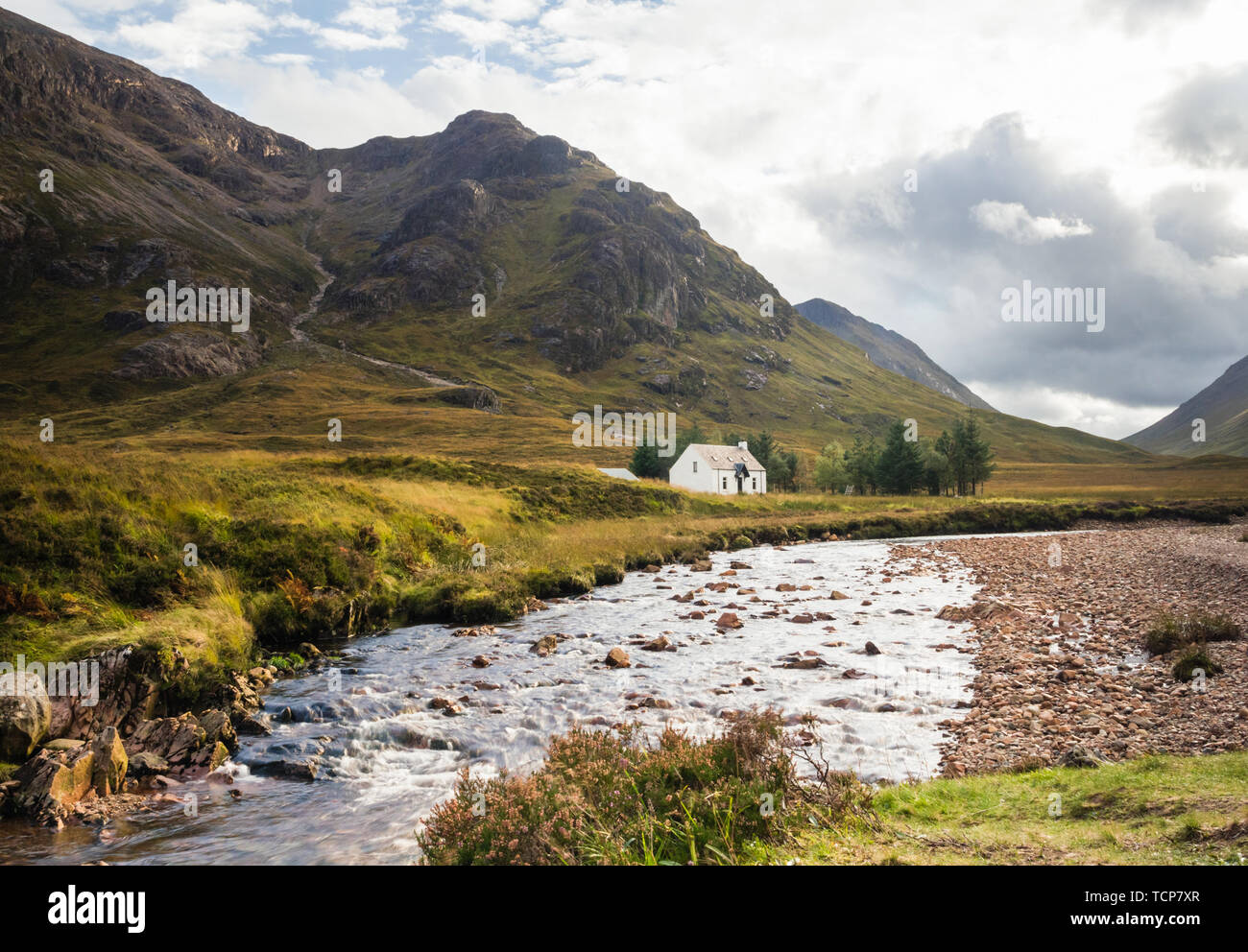 Les grimpeurs chalet au Lagangarbh Buachaille Etive Mor à proximité et Buachaille Etive Beag vus de la rivière Coupall dans la région de Glen Coe, Ecosse Banque D'Images