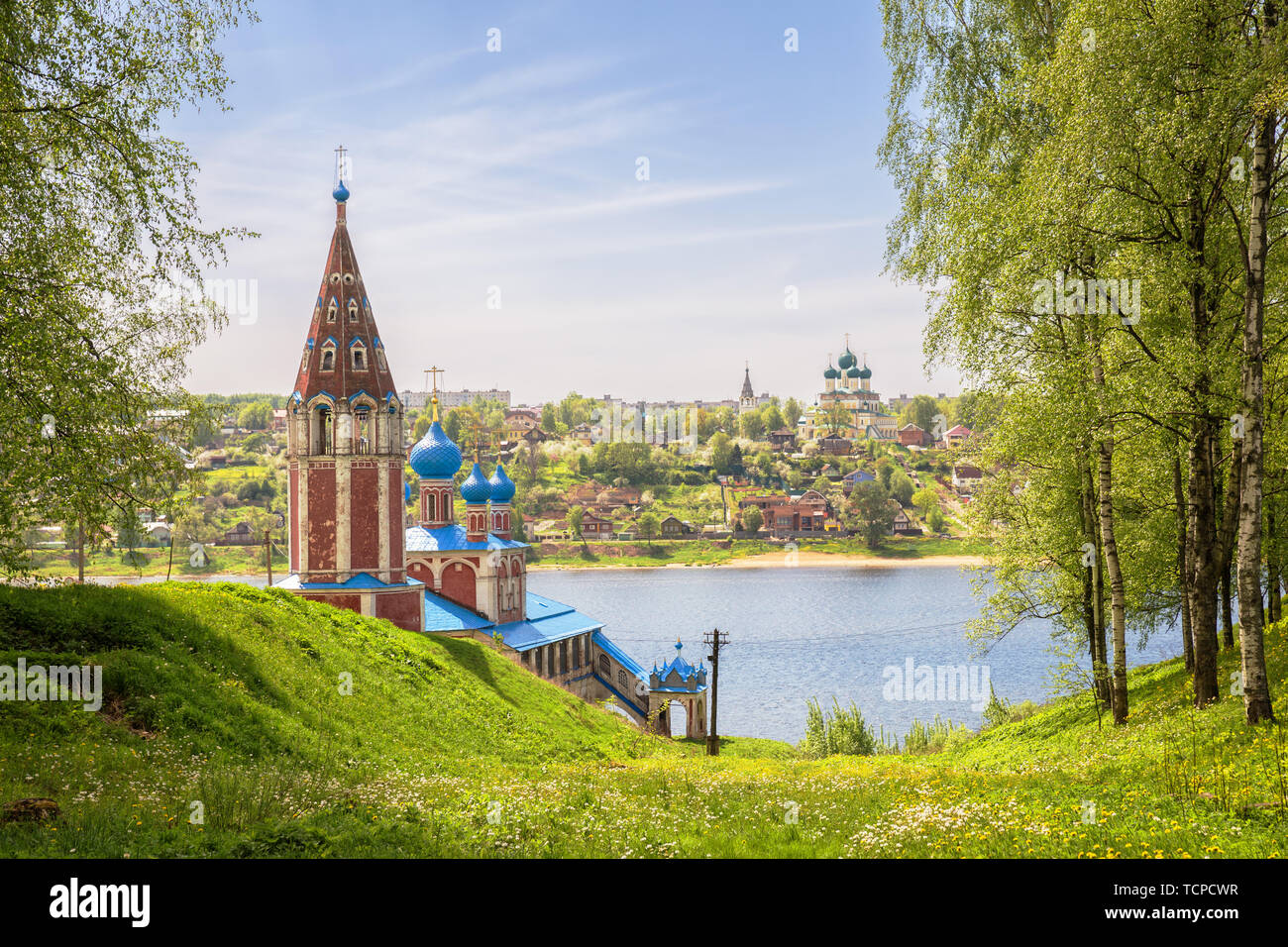 Perm est une vieille ville provinciale russe sur les deux rives de la Volga. L'église de Kazan et la cathédrale de la résurrection. Yaroslavl region, Russie Banque D'Images